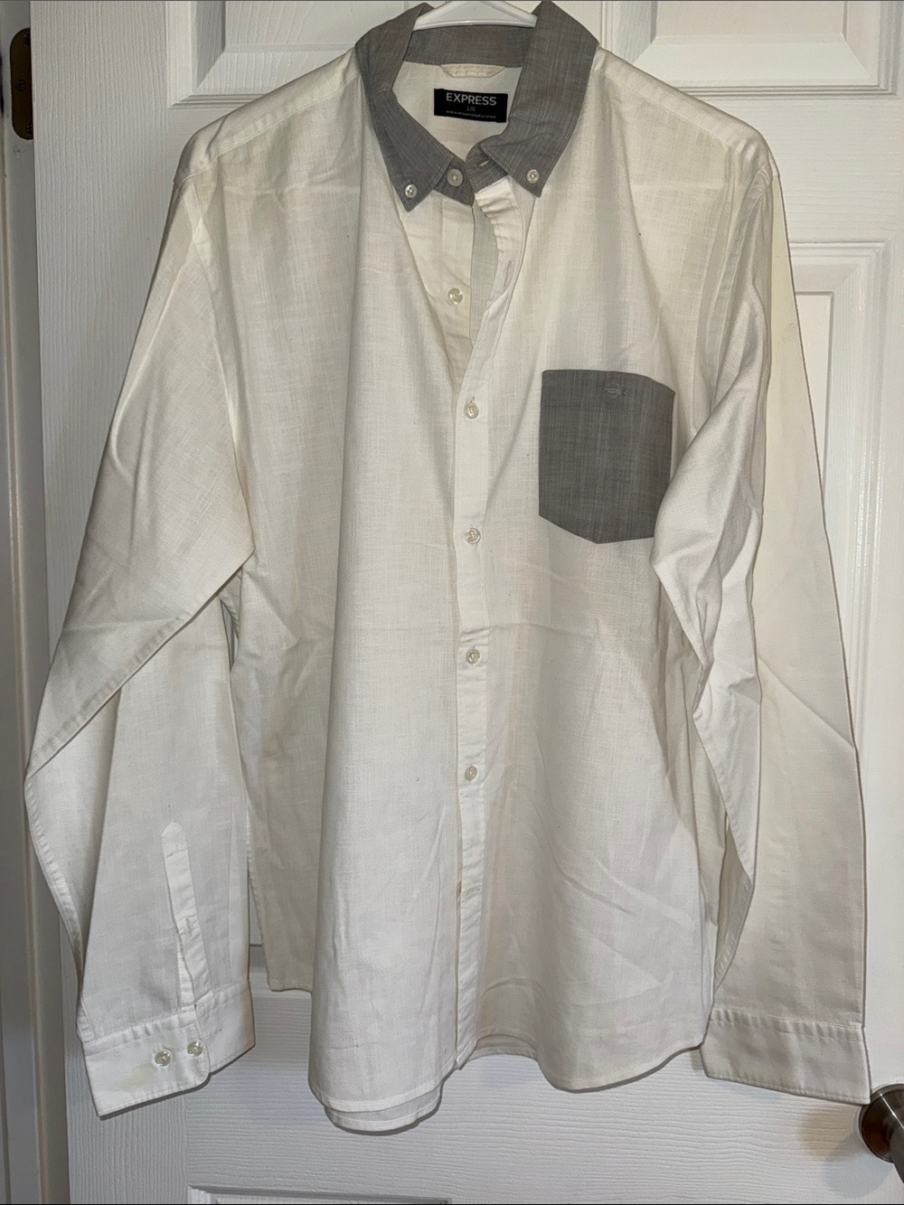 Express White Long-Sleeve Button-Down Shirt with Gray Contrast Collar & Pocket